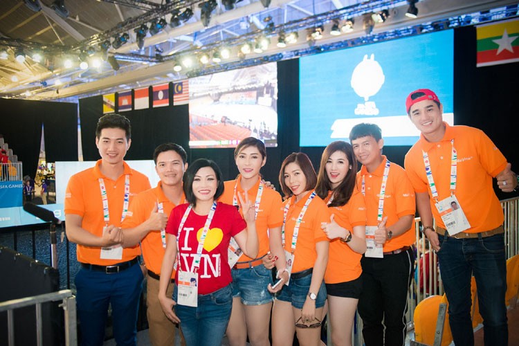 Đảm nhận vai trò đại sứ SEA Games 28,  ca sĩ Phương Thanh, Tú Anh, Hoa hậu Đại dương Đặng Thu Thảo cùng nhiều thành viên đã có mặt tại Singapore để cổ vũ cho đội tuyển Việt Nam.